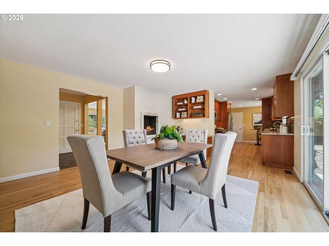 11820 Sw FOOTHILL Dr, Portland, OR 97225