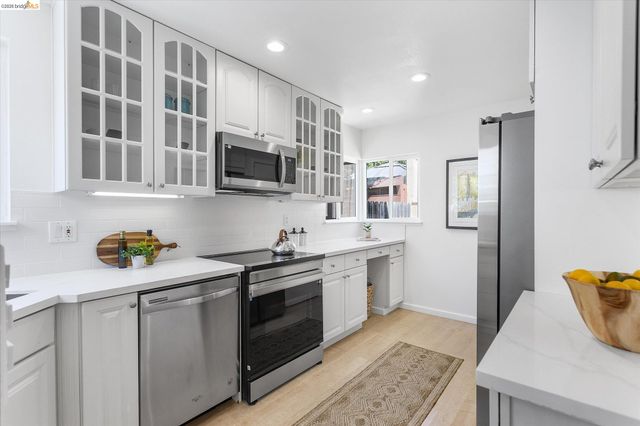 4436 Hyacinth Ave, Oakland, CA 94619