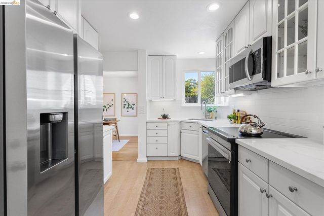 4436 Hyacinth Ave, Oakland, CA 94619