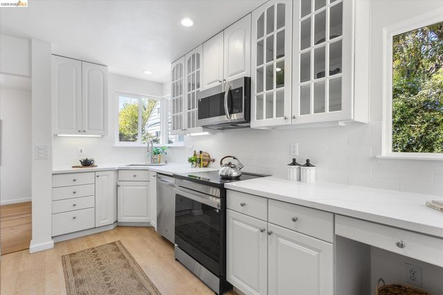 4436 Hyacinth Ave, Oakland, CA 94619