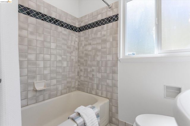 4436 Hyacinth Ave, Oakland, CA 94619
