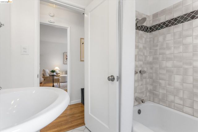 4436 Hyacinth Ave, Oakland, CA 94619