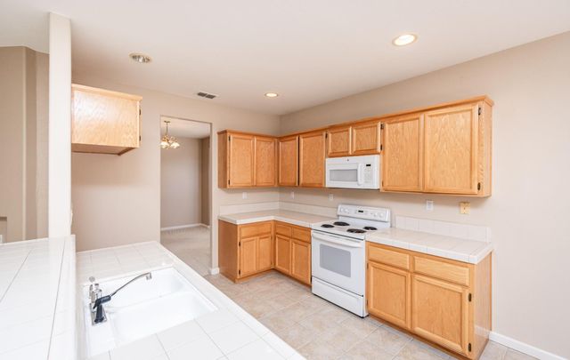 3915 Coldwater Dr, Rocklin, CA 95765