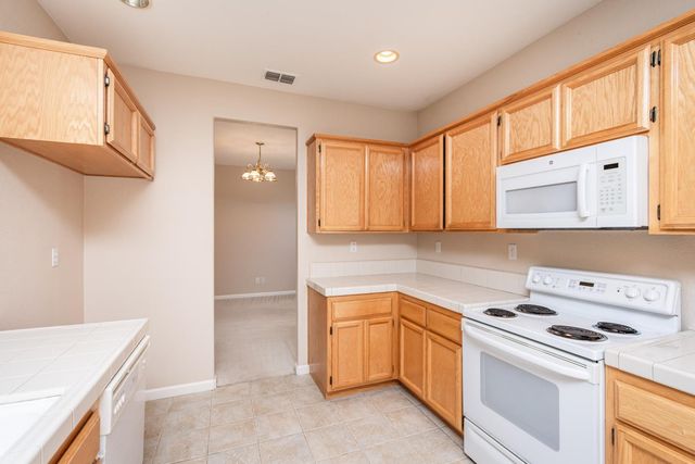 3915 Coldwater Dr, Rocklin, CA 95765