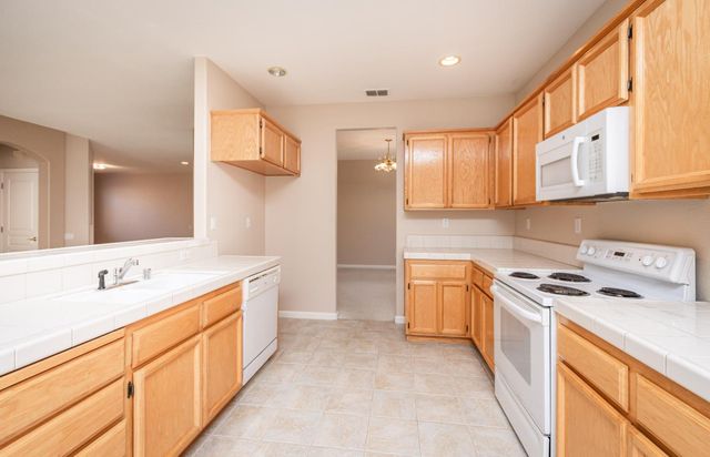 3915 Coldwater Dr, Rocklin, CA 95765