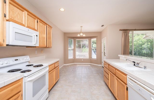 3915 Coldwater Dr, Rocklin, CA 95765