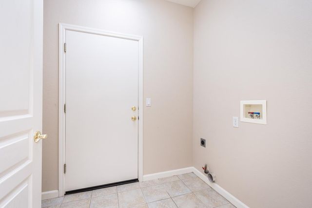 3915 Coldwater Dr, Rocklin, CA 95765