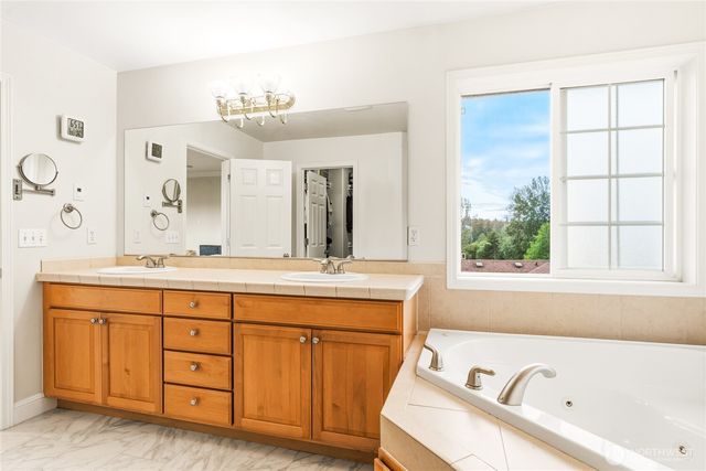 8218 NE 187th Way, Kenmore, WA 98028