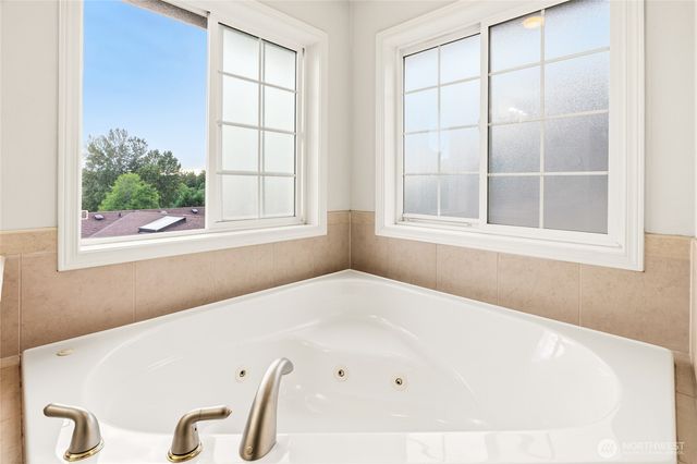 8218 NE 187th Way, Kenmore, WA 98028