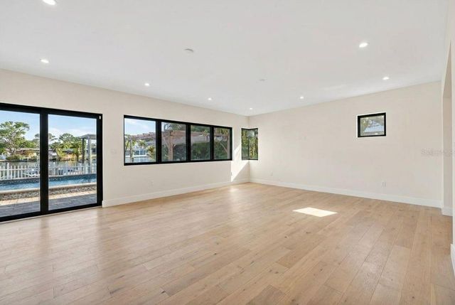 316 89TH AVENUE NE, St Petersburg, FL 33702