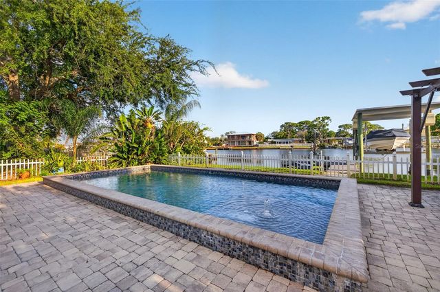 316 89TH AVENUE NE, St Petersburg, FL 33702