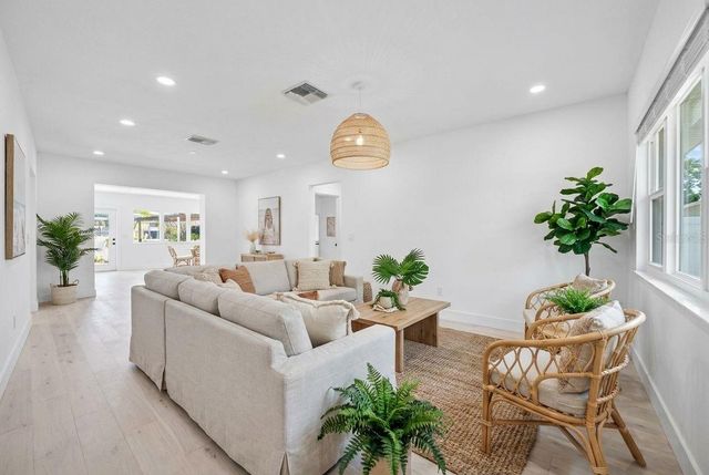 316 89TH AVENUE NE, St Petersburg, FL 33702