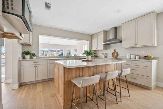 316 89TH AVENUE NE, St Petersburg, FL 33702