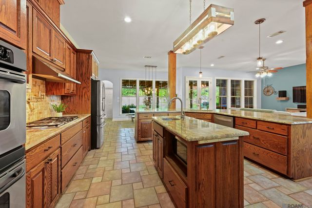 16319 Winding Ridge Ave, Prairieville, LA 70769