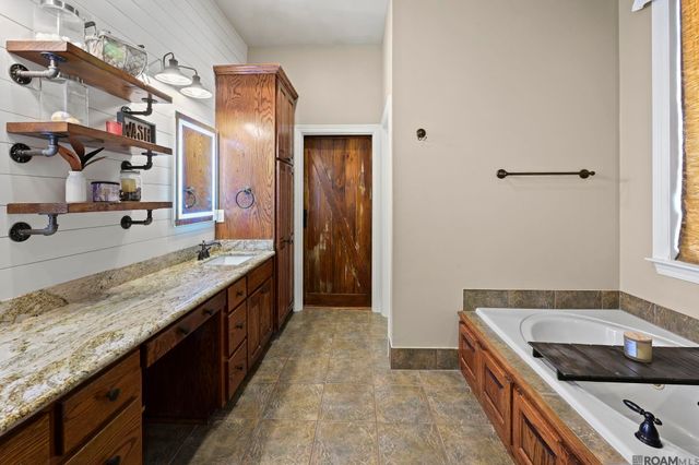 16319 Winding Ridge Ave, Prairieville, LA 70769