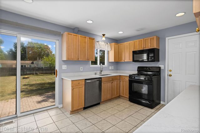 348 Decca Drive, White Lake Charter Township, MI 48386