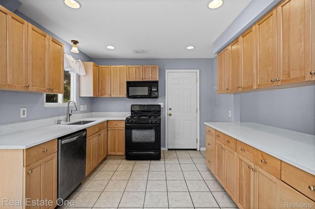 348 Decca Drive, White Lake Charter Township, MI 48386