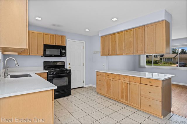 348 Decca Drive, White Lake Charter Township, MI 48386