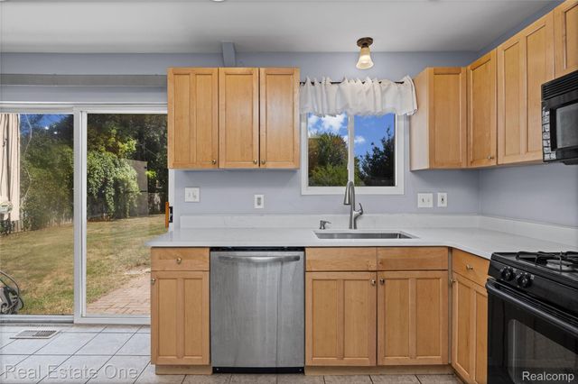 348 Decca Drive, White Lake Charter Township, MI 48386