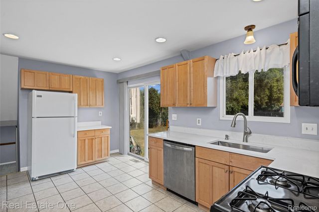 348 Decca Drive, White Lake Charter Township, MI 48386