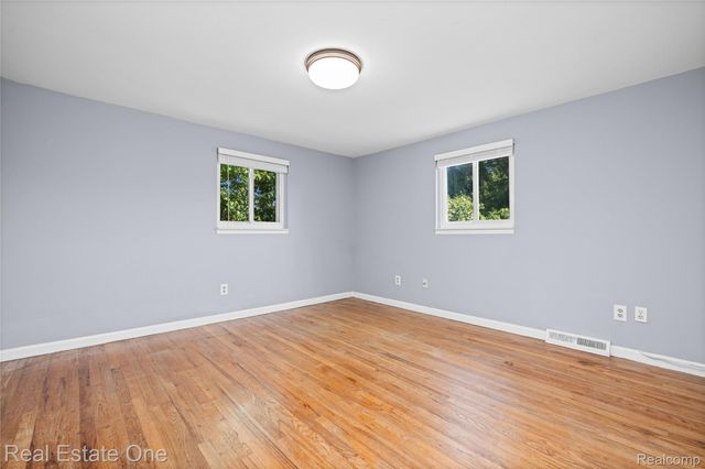 348 Decca Drive, White Lake Charter Township, MI 48386