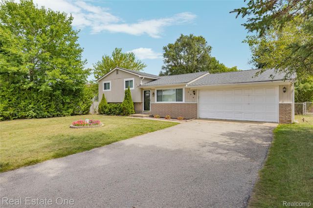 348 Decca Drive, White Lake Charter Township, MI 48386