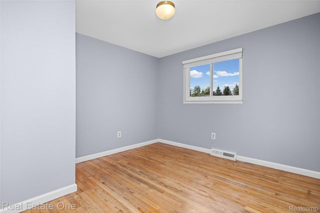 348 Decca Drive, White Lake Charter Township, MI 48386