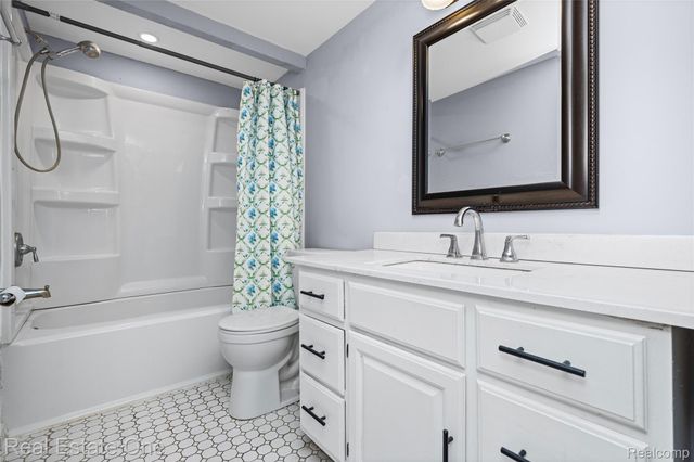 348 Decca Drive, White Lake Charter Township, MI 48386