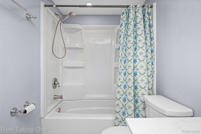 348 Decca Drive, White Lake Charter Township, MI 48386