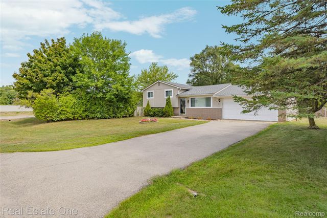348 Decca Drive, White Lake Charter Township, MI 48386