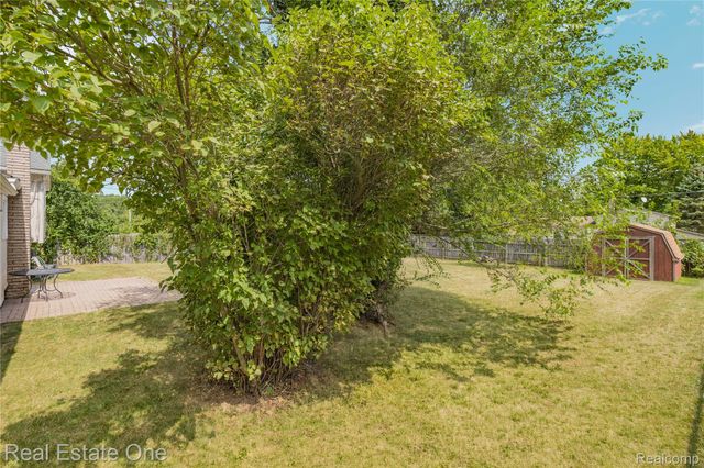 348 Decca Drive, White Lake Charter Township, MI 48386