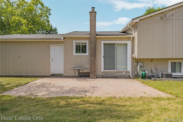 348 Decca Drive, White Lake Charter Township, MI 48386
