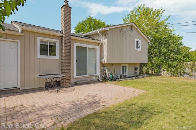 348 Decca Drive, White Lake Charter Township, MI 48386