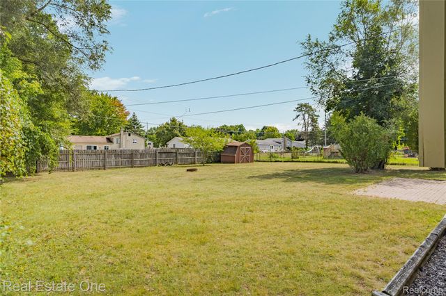 348 Decca Drive, White Lake Charter Township, MI 48386