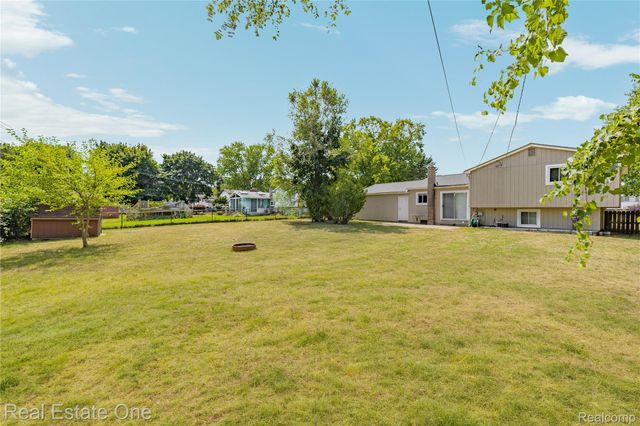 348 Decca Drive, White Lake Charter Township, MI 48386