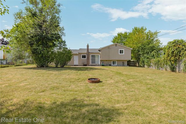348 Decca Drive, White Lake Charter Township, MI 48386