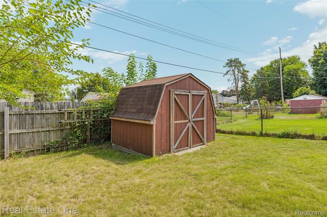 348 Decca Drive, White Lake Charter Township, MI 48386
