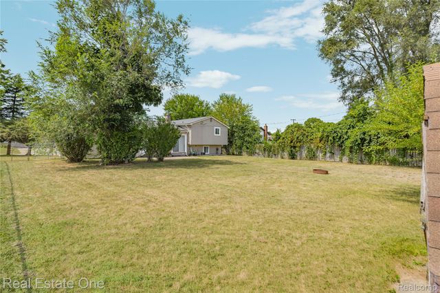 348 Decca Drive, White Lake Charter Township, MI 48386