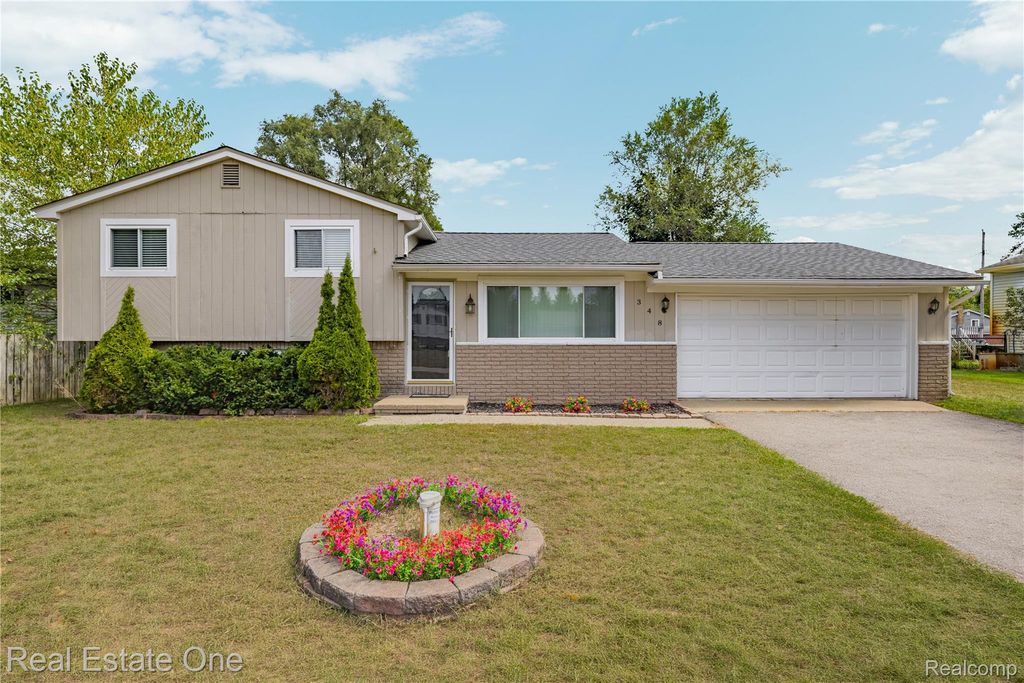 348 Decca Drive, White Lake Charter Township, MI 48386