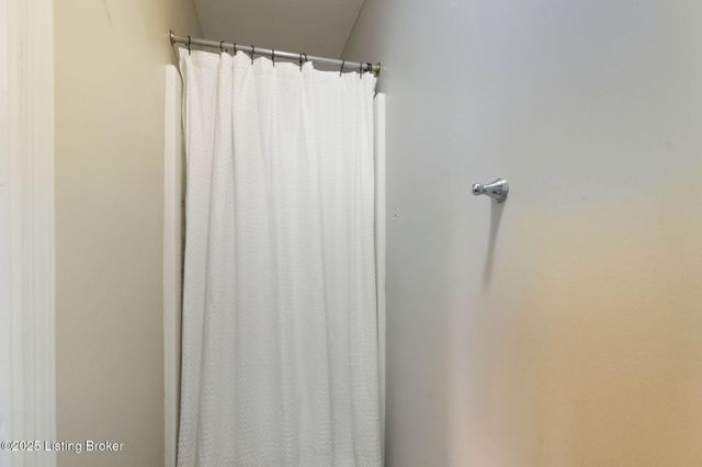 4210 Milo Dr, Louisville, KY 40218