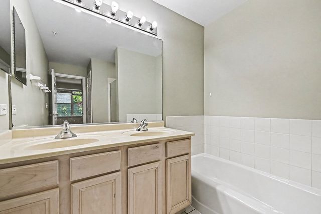 994 Kensington Drive, Northbrook, IL 60062