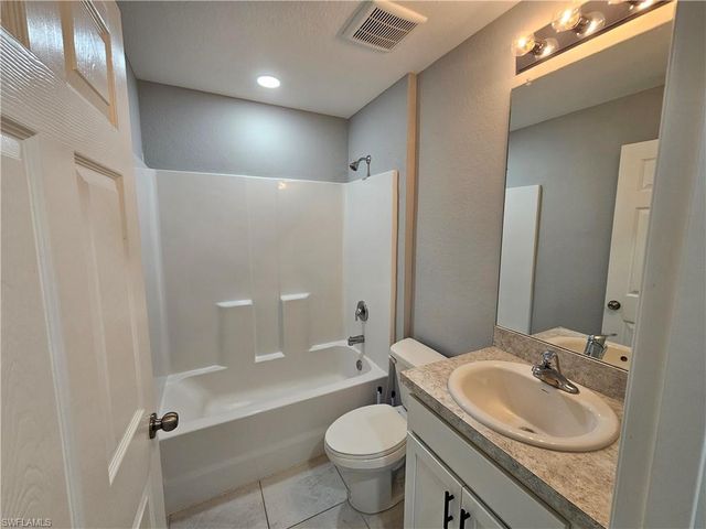 2523 NE 6th PL, Cape Coral, FL 33909