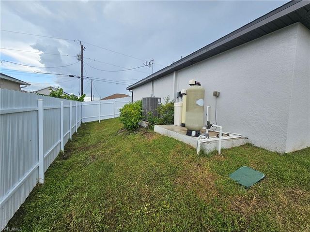 2523 NE 6th PL, Cape Coral, FL 33909