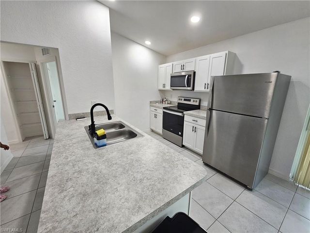 2523 NE 6th PL, Cape Coral, FL 33909