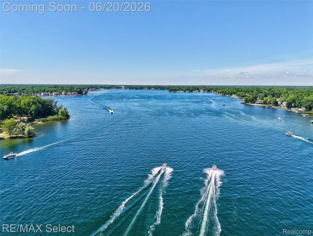 13022 Cussewago Drive, Fenton Charter Township, MI 48430