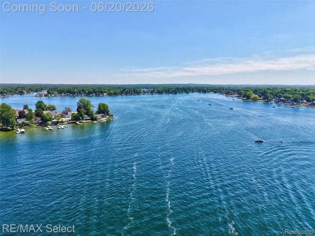 13022 Cussewago Drive, Fenton Charter Township, MI 48430