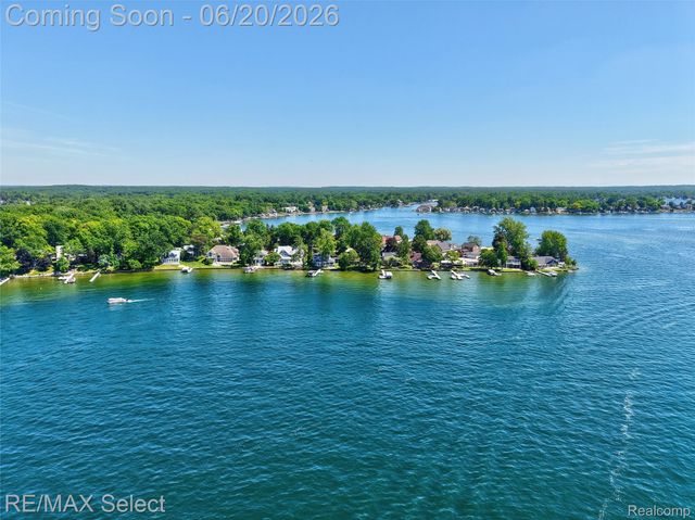 13022 Cussewago Drive, Fenton Charter Township, MI 48430