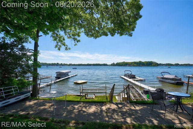 13022 Cussewago Drive, Fenton Charter Township, MI 48430