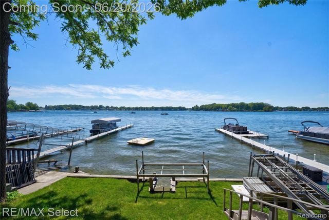 13022 Cussewago Drive, Fenton Charter Township, MI 48430