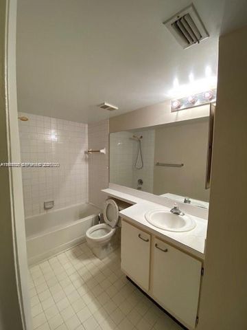 7630 Westwood Dr 327, Tamarac, FL 33321